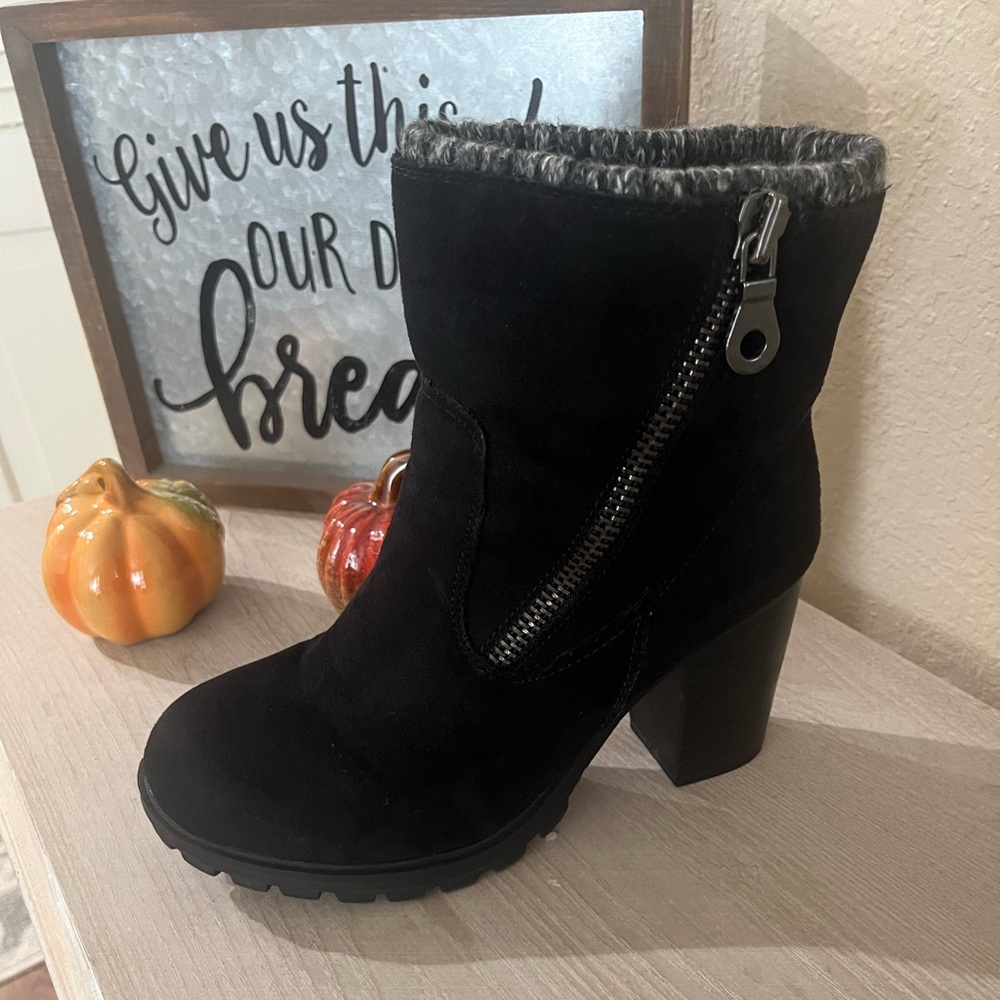8 1/2 black suede like super cute boot